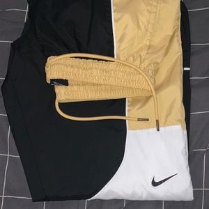Nike recycled material windbreaker pants. Worn 1 time.